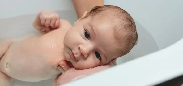 Yenidoğan Bebeğin Banyo Rutini: Ne Sıklıkla ve Nasıl Yapılmalı?